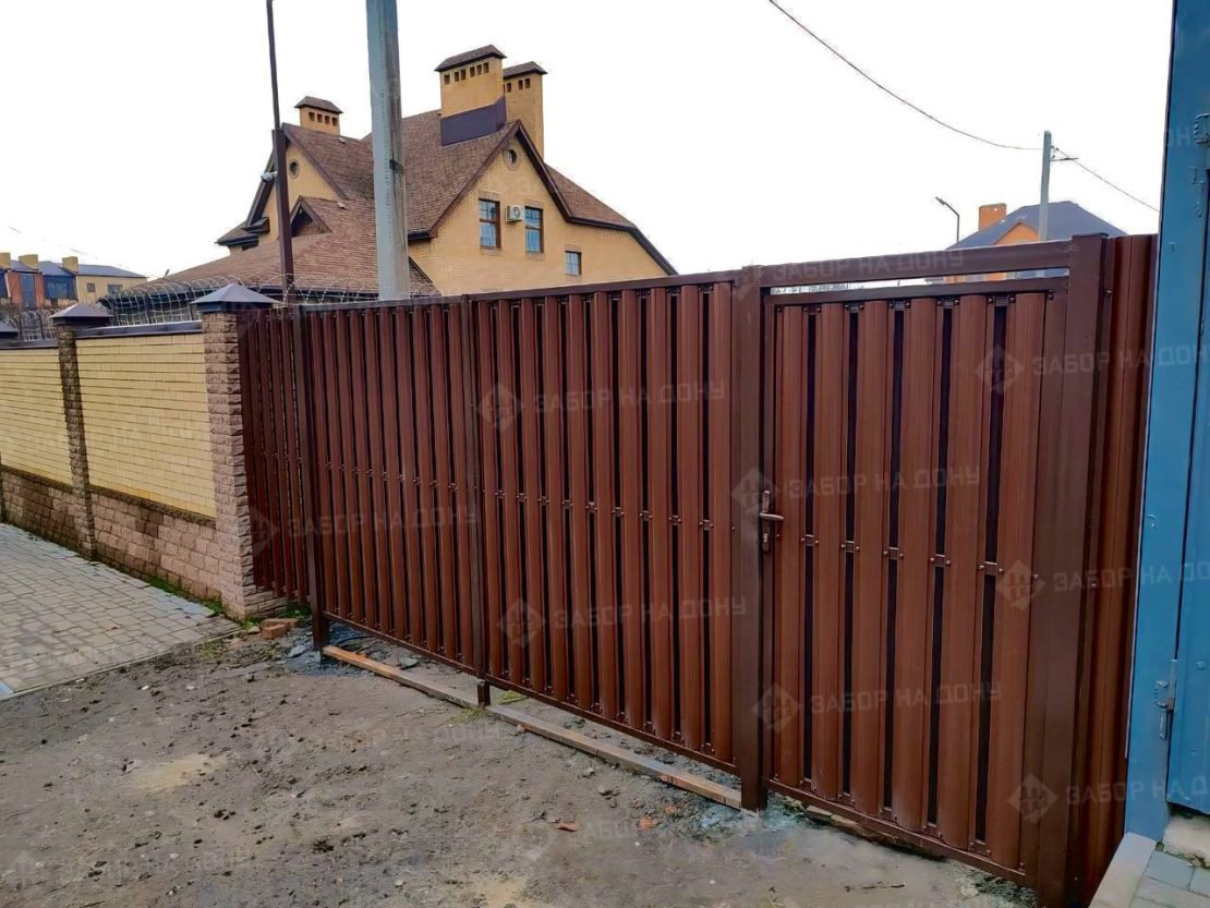 Распашные ворота из евроштакетника  в Новороссийске